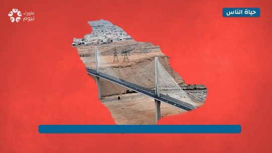 صدمة: انتشار مقطع مصور يرصد لحظة سقوط قطعة إسمنتية كبيرة على إحدى السيارات من جسر القطار المعلق